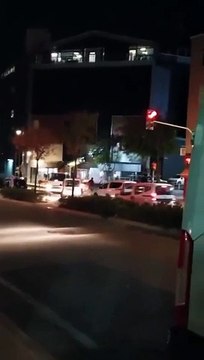 İl Sağlık Müdürlüğüne bağlı ekipler, ruhsatı iptal edilen Silivri Kolan Hastanesi'nin tabelalarını söküyor