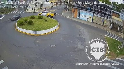 PR: motorista dá voltas em rotatória para fugir de viatura policial
