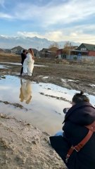 Descargar video: Wedding shoot gone wrong   Follow @beforv for more By @bumagaz[behind the scenes, videography, filmmaking, wedding, wedding videographer, funny]