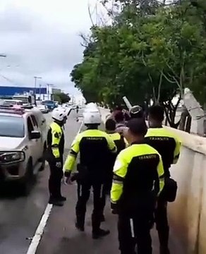 Confusão após alerta sobre infração de trânsito termina com agente agredido por motociclista na Bahia