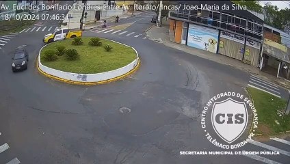 Motorista dá voltas em rotatória para fugir da polícia e diz que estava atrasado