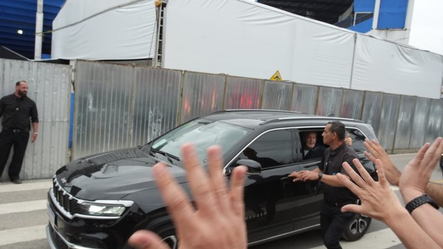 VÍDEO: Paul McCartney chega à Ressacada e é ovacionado pelos fãs