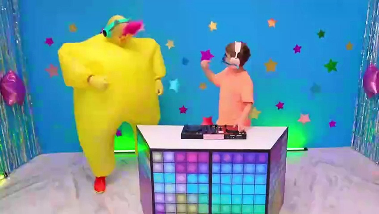 Diana and Roma Balloons Cube Challenge