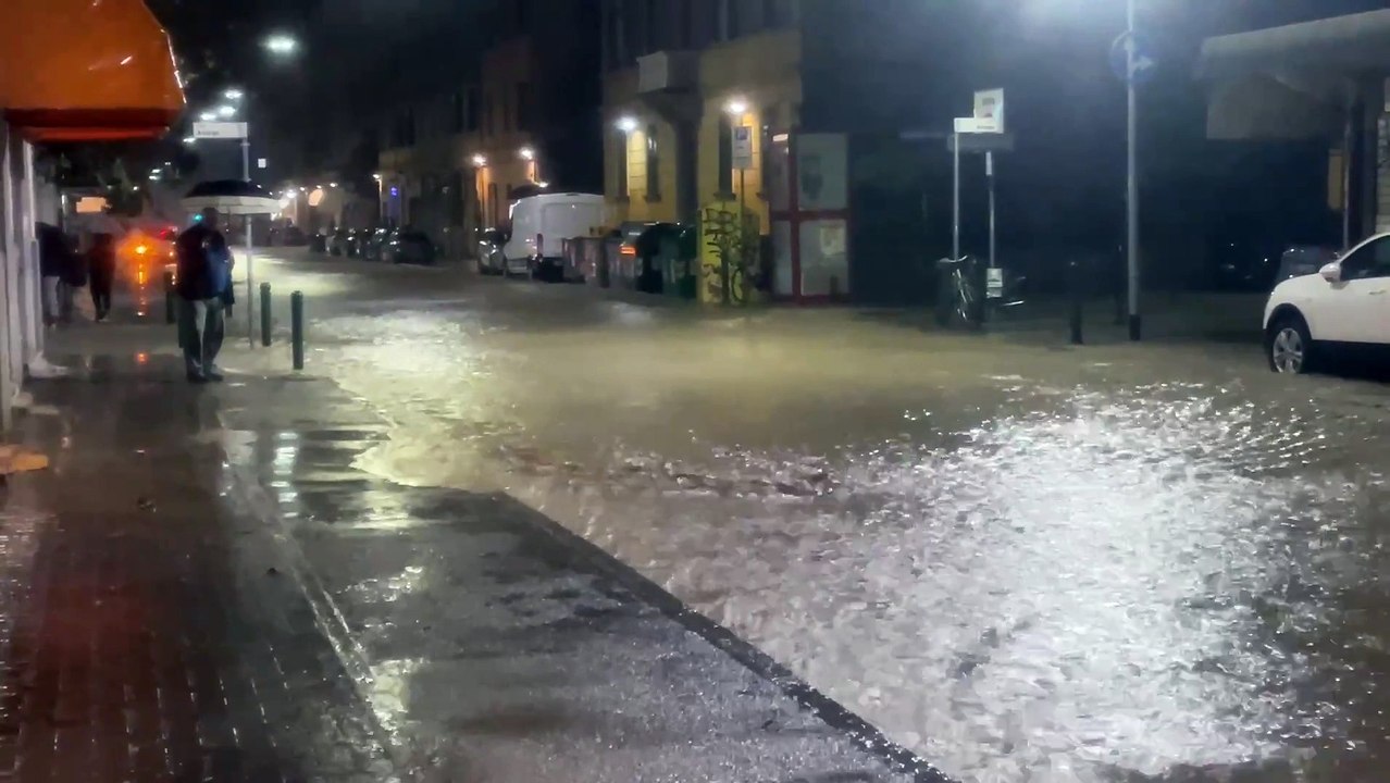 Alluvione a Bologna, via Vittorio Veneto completamente allagata