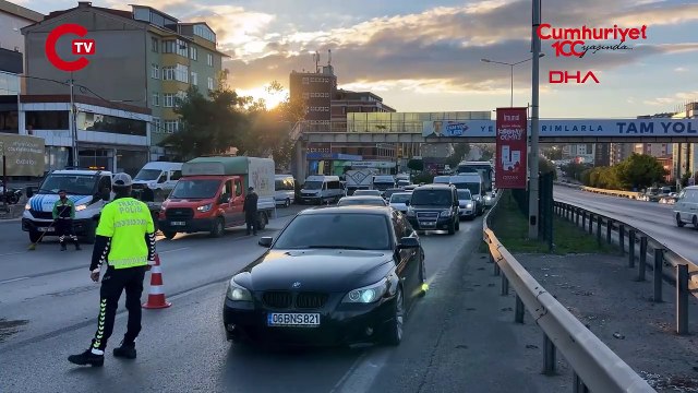Pendik'te kamyonet devrildi, trafik durma noktasına geldi Sürücünün ehliyeti yokmuş!