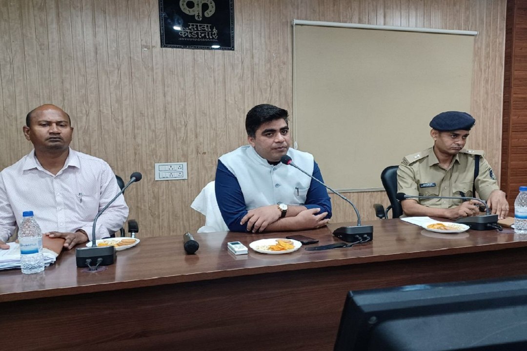 CG Video: केशकाल घाट में भारी वाहनों पर लगी रोक, डाइवर्ट किया रुट, देखें Video...
