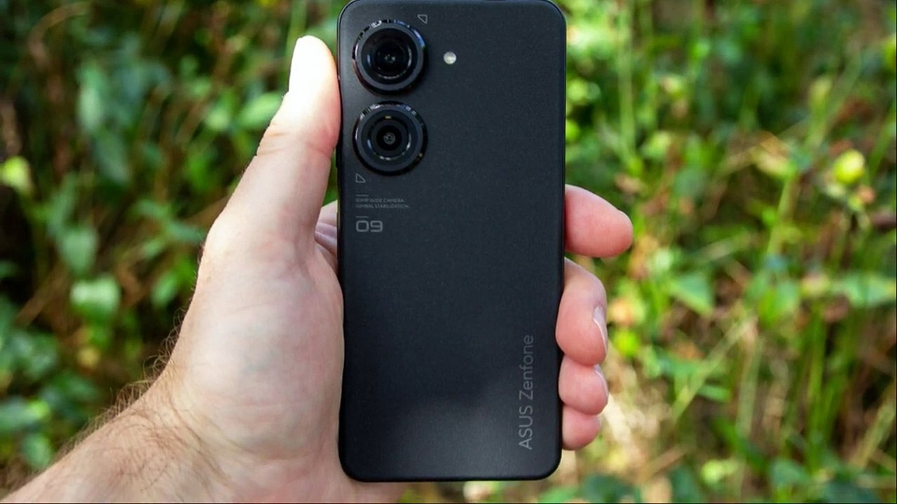 Top 5 Best CompactSmall Phones To Buy In 2022! (Easy To Use With One