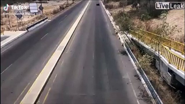 Des motards passent à plus de 300kmh sur l'autoroute