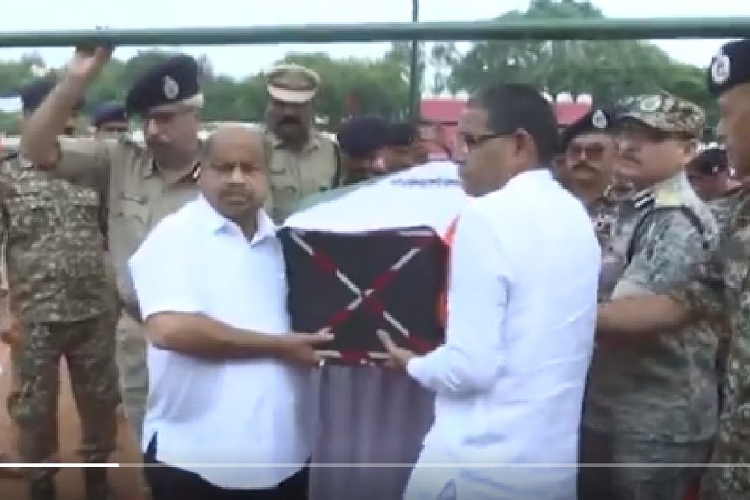 CG Video News: नक्सली हमले में शहीद जवानों के पार्थिव देह को मंत्री टंकराम वर्मा ने दिया कंधा, देखें वीडियो...
