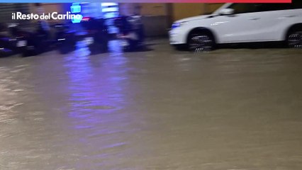 Alluvione a Bologna, le vie allagate nella notte