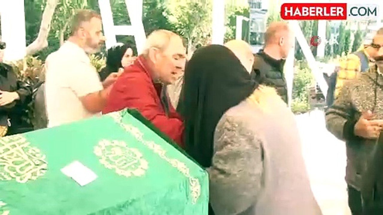 Ata Demirer ve Gülse Birsel eski rol arkadaşları Vural Çelik'in cenazesine katılmadı
