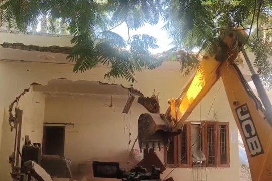 ‘RSS के कार्यक्रम’ में चाकूबाजी के आरोपी नसीब के घर पर चला बुलडोजर, JDA ने की कार्रवाई