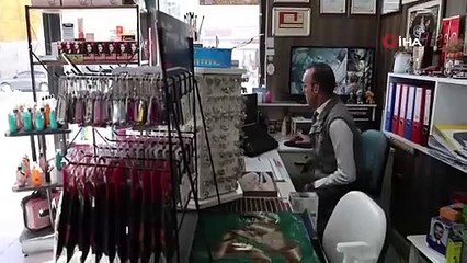 Yüzüğü önce denedi sonra çaldı