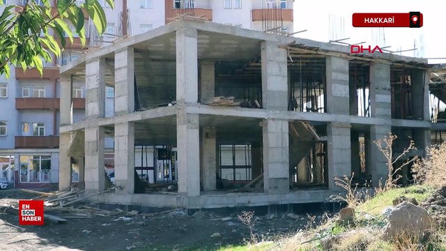 Hakkari'de inşaat halindeki binada asansör boşluğuna düşen kadın toprağa verildi