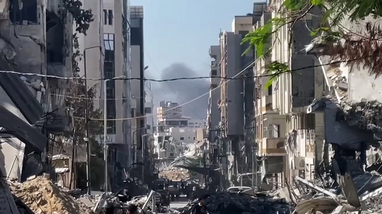 أعمدة دخان تتصاعد فوق مدينة غزة بعد قصف إسرائيلي