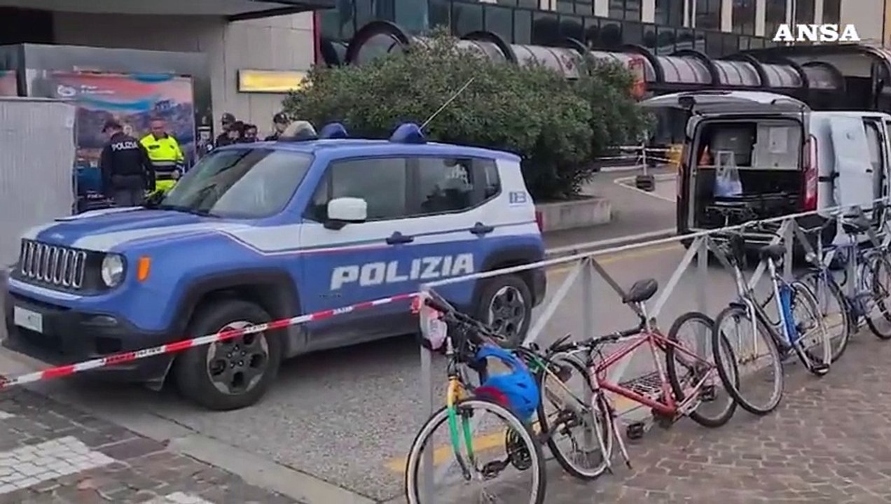 Aggredisce agenti con un coltello, ucciso da tre colpi di pistola al petto