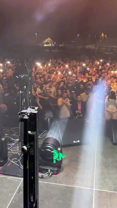 Freeze Corleone se cache derrière les platines avant d'aller sur scène 