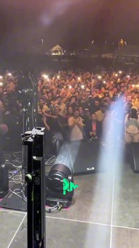 Freeze Corleone se cache derrière les platines avant d'aller sur scène