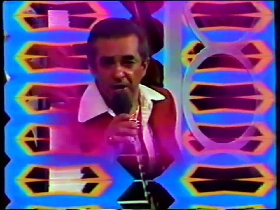 Enrique Cáceres  canta un Popurri de exitos