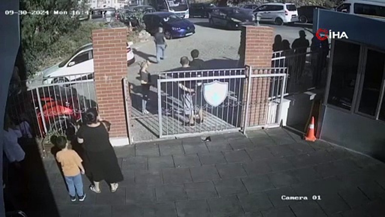 Otomobil okul bahçesine girdi! Çocuklar son anda kurtuldu… Aynı okulda ikinci kaza