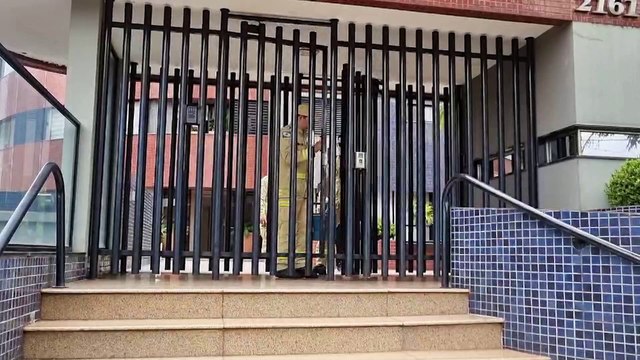 Bombeiros resgatam crianças presas em elevador em edifício no Centro