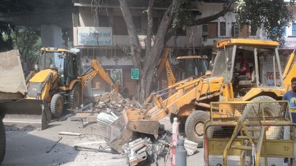 कचहरी रोड पर पीले पंजे ने कर दी दीपावली की सफाई. . .