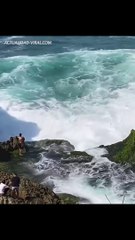 Video: ¡Desapareció! Turista es arrastrado por una ola gigante cuando se sacaba una foto