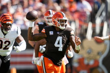 Deshaun Watson exits on the cart with the entire team huddled around him