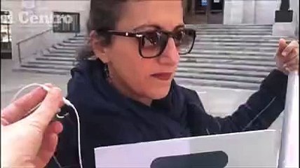 Commercianti e residenti in piazza sotto il Comune: "Scelte sbagliate sulla nostra vita"