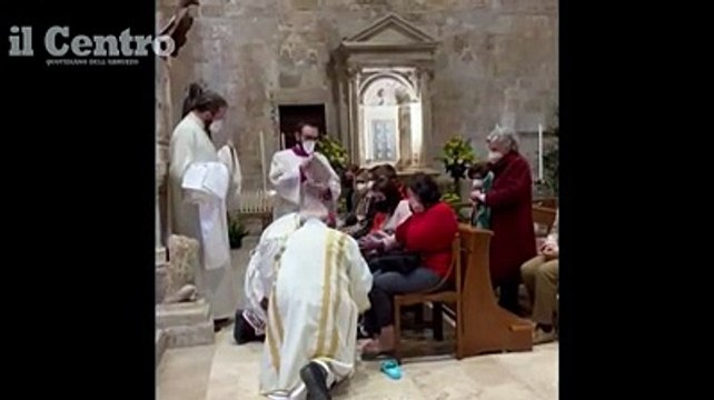 Gioved? Santo, il vescovo Lorenzo Leuzzi lava i piedi ai profughi ucraini