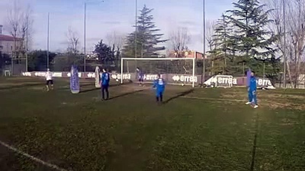 Pescara calcio: acrobazia perfetta in allenamento, il portiere Iacobucci segna in rovesciata
