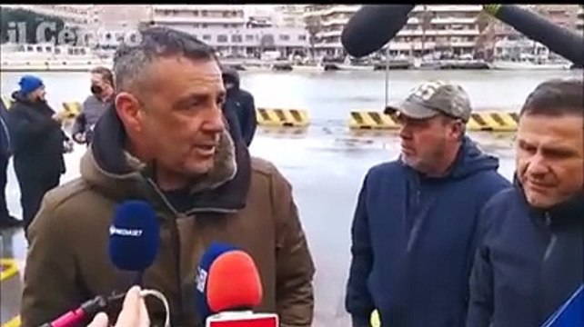 Caro-gasolio, i pescatori fermano le barche e riconsegnano i documenti: Ci arrendiamo, urgente una soluzione