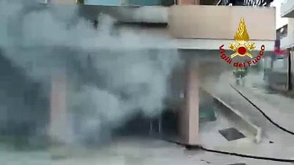 Fumo nero dalla palazzina, le fiamme sono nella taverna