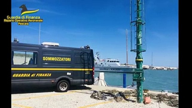 Pesca abusiva, la guardia di finanza sequestra reti e nasse davanti alla Costa dei Trabocchi