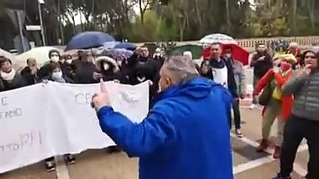 Cori, fischietti e striscioni contro il raddoppio della linea ferroviaria