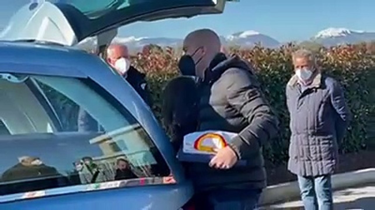 Sciarpe giallorosse, striscioni e fumogeni per l'addio a Sergio Conte