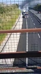 Il mezzo pesante in fiamme sull'A14