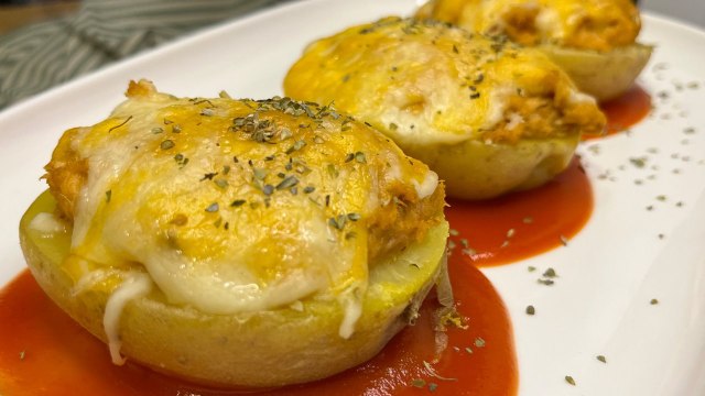Patatas asadas rellenas de atún y gratinadas con queso fundido - Cocina Fácil