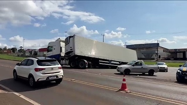 Carreta quase tomba às margens da BR-369, em Cascavel
