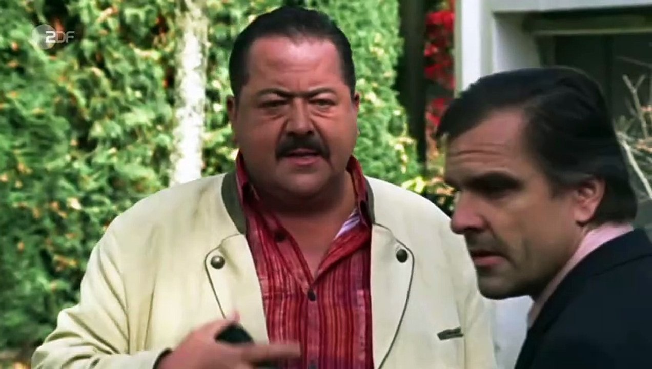 Die Rosenheim-Cops (149) Staffel 8 Folge 23 - Kuhgebrüll als Alibi