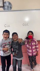 Eş sesli kelimeleri uygulamalı olarak anlatan öğrenciler