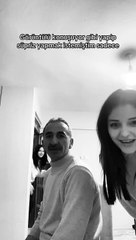 Babasıyla görüntülü konuşuyor gibi yaparak ona sürpriz yapıp eve gelen kız ve babasının olayı idrak edememesi 