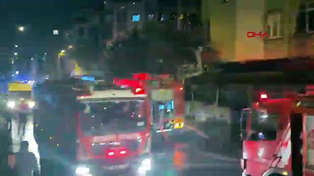 İstanbul-Eyüpsultan’da 3 katlı binanın çatısı alev alev yandı