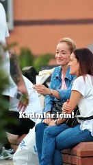 Bir kadına verdiği çiçek ve notla son dönemde yaşanan olaylara dikkat çeken sosyal deney