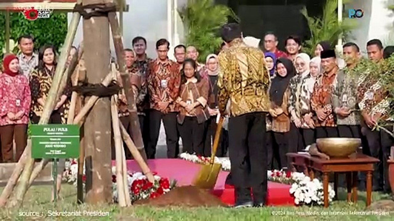 Presiden Jokowi dan Ibu Iriana Tanam Pohon di Halaman Istana Kepresidenan Jakarta