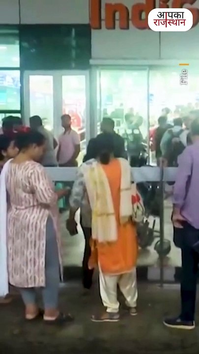 बम की धमकी, कल 25 फ्लाइट की इमरजेंसी लैंडिंग