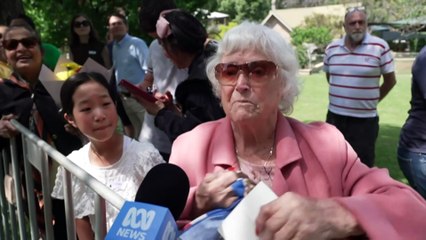 Hundreds meet the King and Queen of England at public appearance in Sydney
