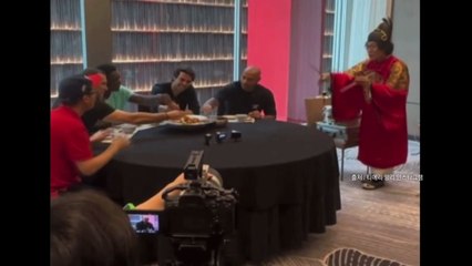 [나우쇼츠] '프랑스 전설' 앙리...유비빔 지휘에 비빔밥 먹방 / YTN