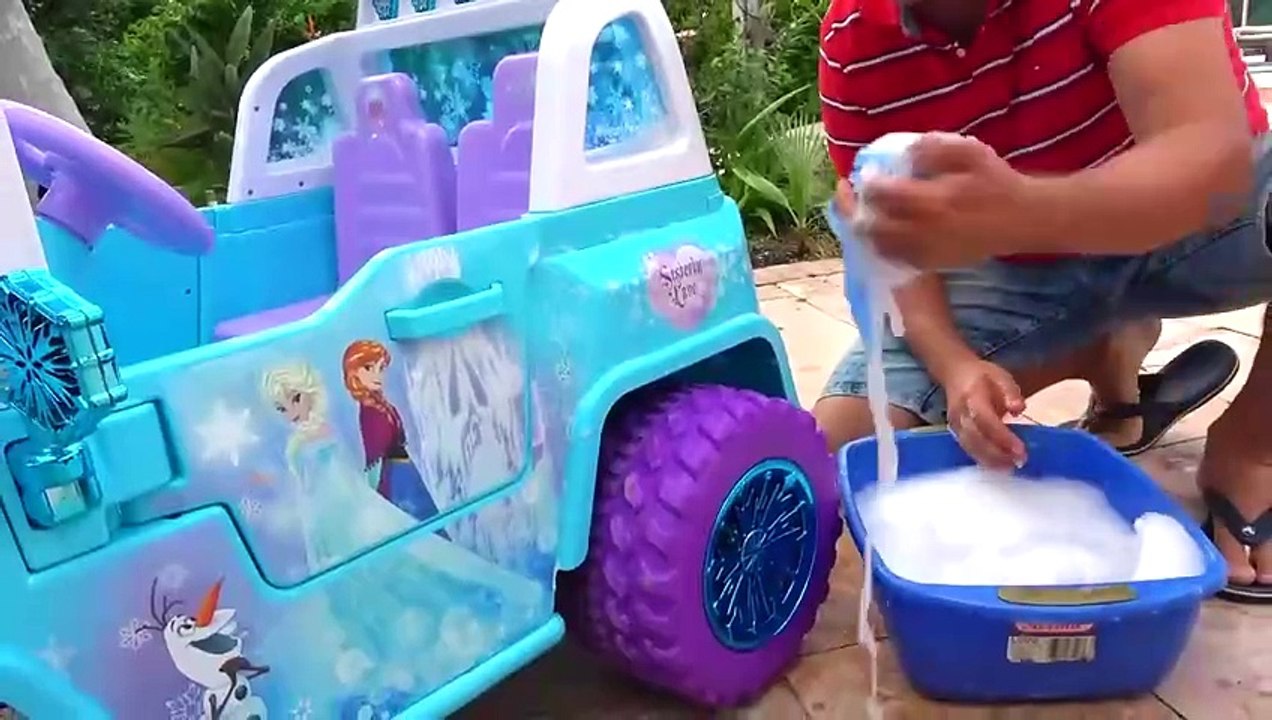 Diana and Papa Pretend Play car wash