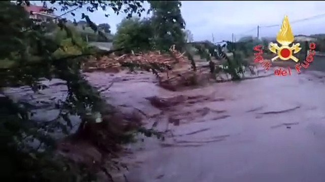 Maltempo nel Catanzarese: case isolate nel Lametino, chiusa la ss280 all'altezza del centro commerciale Due Mari